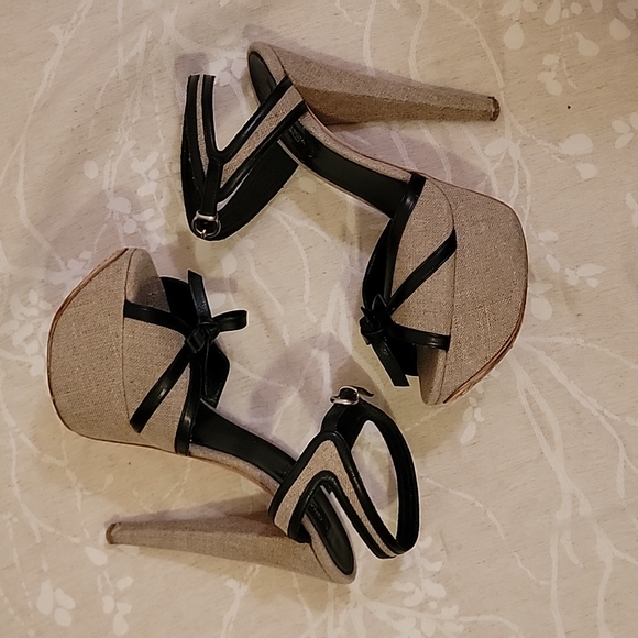 EUC GIAMBATTISTA VALLI Grayish Beige Linen & Black Leather...